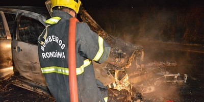 Motociclista morre ao bater de frente com caminhonete Hilux na BR 364, próximo a Presidente Médici; Veículos pegaram fogo   