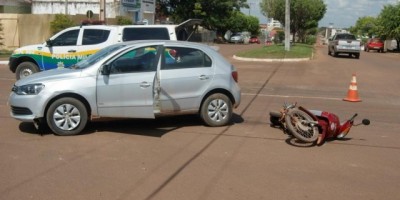 Rolim de Moura - Acidente de trânsito envolvendo carro e moto no centro da cidade