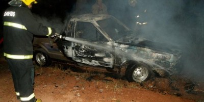 Rolim de Moura -  Carro é incendiado no bairro Olímpico