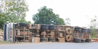 CARRETA BI-TREM CARREGADA DE MADEIRA TOMBA NA BR 364