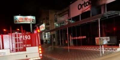 Rolim de Moura -  Incêndio atinge loja de colchões no centro da cidade