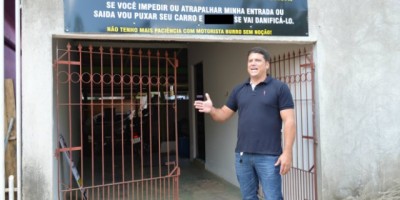 Ariquemes - Comerciante de Ariquemes coloca placa inusitada em frente à garagem de casa
