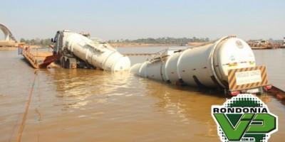 Porto Velho - Carreta bi-trem carregada de combustível cai da balsa no Rio Madeira