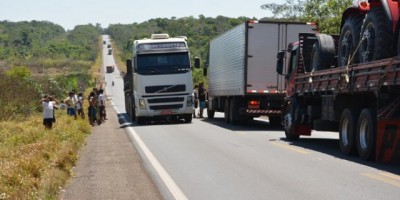 Entre os Estados de Rondônia e Mato Grosso, índios bloqueiam BR-174 e cobram pedágio de motoristas – VIDEO