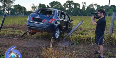 Veículo com três ocupantes sai da pista e capota na RO-383 para não colidir de frente com outro carro