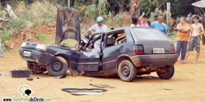 Veículo parte ao meio ao se envolver em acidente de trânsito na RO-470 em Ouro Preto