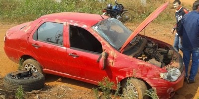 Alto Alegre -  Carro capota próximo ao cemitério