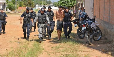 Ji-Paraná - Dupla aproveita o portão aberto para roubar casa e fugir com o carro da vítima; PM age rápido e acaba com a festa