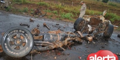 BR 364 - Grave acidente envolvendo caminhonete e carreta deixa dois mortos