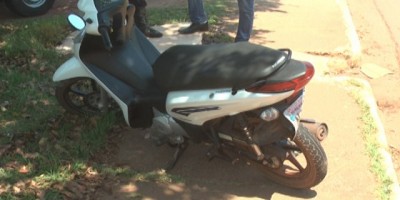 Rolim de Moura –  Carro colide na traseira de moto e ocasiona a queda das ocupantes