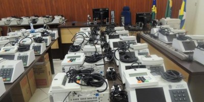 Inicia-se o procedimento de lacre das urnas que serão utilizadas na eleição