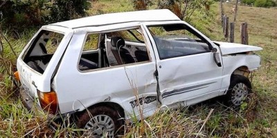 Rolim de Moura - Carro capota após pneu estourar no km 05 da RO-383
