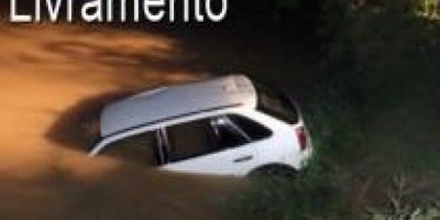 Pimenteiras - família do MT sobrevive após carro cair em rio