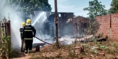 Rolim de Moura – Pela segunda vez nesta semana “inferninho” da Avenida Brasília é incendiado e desta vez totalmente destruído 