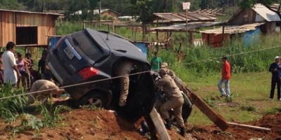 Guajará-Mirim - Carro com quatro adultos e uma criança capota na BR-425