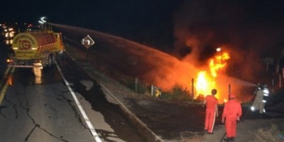 BR 364 - Carreta carregada de combustível pega fogo ao tombar na curva da morte