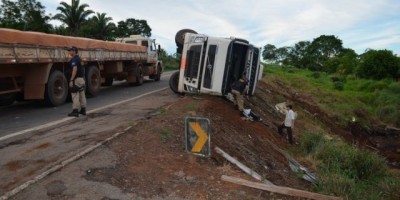 Motorista de carreta morre em acidente na Curva da Morte