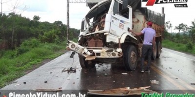 Pimenta Bueno - Colisão envolvendo dois caminhões na BR-364