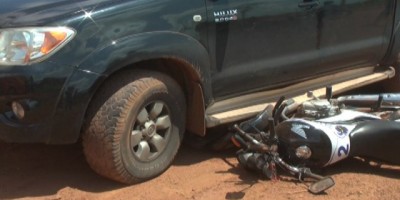 Rolim de Moura –  Em acidente de trânsito moto fica embaixo de caminhonete; Motociclista ficou ferido