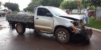 Rolim de Moura –  Colisão entre duas caminhonetes no cruzamento da Avenida Porto Velho com Rua Barão de Melgaço