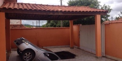 Cacoal - Carro afunda dentro de garagem após solo ceder e formar buraco de mais de 2 metros