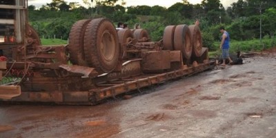 Santa Luzia – Caminhão carregado de boi tomba na RO 383 