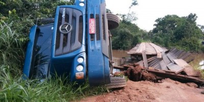 Rolim de Moura –  Ponte quebra e caminhão cai dentro de rio