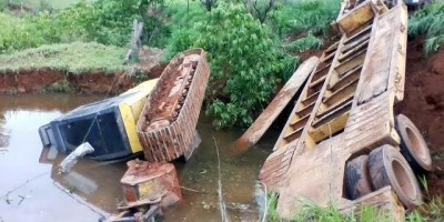 Alta Floresta – Escavadeira Hidráulica cai dentro de um rio, após motorista perder o controle do Caminhão Prancha 