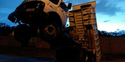 Rolim de Moura –  Caminhão basculante fica com cabine levantada ao tentar descarregar terra 