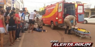 Rolim de Moura – Condutor e passageiro de moto ficam feridos, após colidir com um Corolla no centro da cidade
