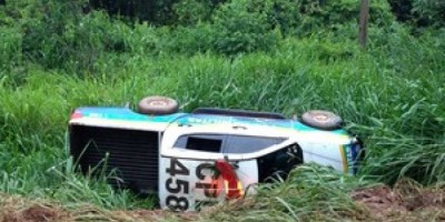 Viatura da Polícia Militar capota na BR-364