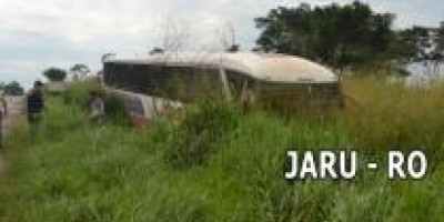 Jaru: Ônibus com passageiros tenta realizar ultrapassagem e colide com carreta na BR 364