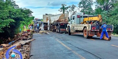 Carreta carregada de Óleo de Soja tomba na BR-364 durante tentativa de ultrapassagem