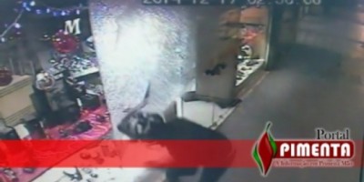 Pimenta Bueno - VIDEO-JOVENS QUEBRAM VIDRO E FURTAM JOALHERIA DURANTE MADRUGADA 
