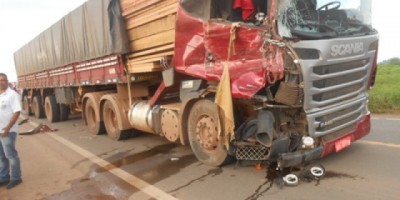 Caminhão capota várias vezes ao bater em carreta na BR-364