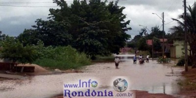 Rolim de Moura – Rio transborda com forte chuva e causa alagações em vários pontos da cidade; vídeo e fotos