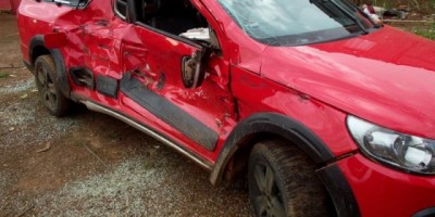 São Francisco do Guaporé – Grave acidente entre ônibus escolar e um saveiro cross deixa um dos condutores hospitalizado