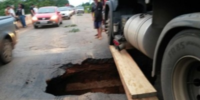 RO-010 - Carreta cai em buraco próximo a Novo Horizonte