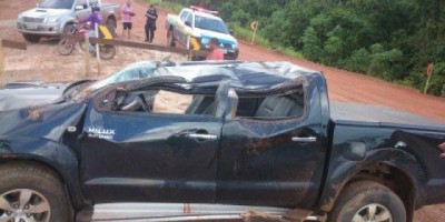 São Francisco do Guaporé – Veículo capota próximo a ponte do Manoel Correia km 140, deixando quatro pessoas hospitalizadas