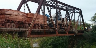 Carretas batem de frente e interditam acesso a Guajará-Mirim