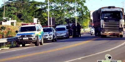 Carro é interceptado pela PM e PRF em Ouro Preto após ser roubado em sequestro relâmpago