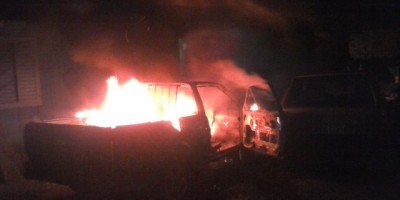 Seringueiras - Veículo fica totalmente destruído após incêndio criminoso 
