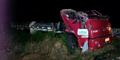 Caminhão carregado de ração tomba na RO-479, uma pessoa morre no local e outra fica gravemente ferida