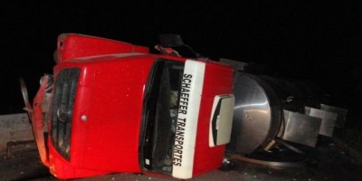 Rolim de Moura – Caminhão carregado de leite capota após colidir em barreira de proteção próximo a Farol