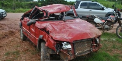 Santa Luzia - Motorista perde controle de veículo e capota na RO-383