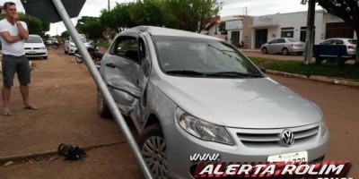 Rolim de Moura - Dois carros se envolvem em acidente no cruzamento da Rua Jaguaribe com Av. 25 de Agosto