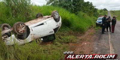 Rolim de Moura – Carro ocupado por duas pessoas capota na RO-010 durante tentativa de ultrapassagem