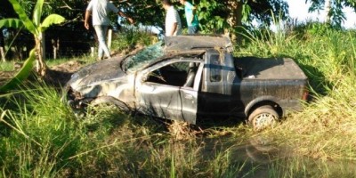 Seringueiras- Carro capota na BR 429 e deixa três pessoas feridas