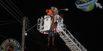 Porto Velho -Homem sobe em poste de energia e ao pular é salvo por policiais e bombeiros - Vídeo