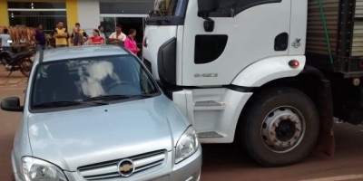 Rolim de Moura – Condutor de automóvel tenta desviar de outro veículo, mas acaba sofrendo uma colisão com caminhão no centro da cidade